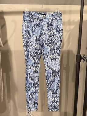 Hue Leggings. Super Smooth Denim NWT, Size small. Fun design!